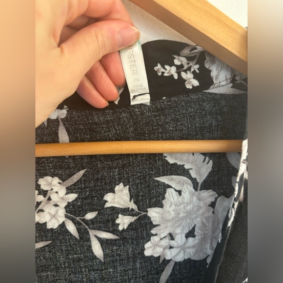 Spiritual Gangster Black & White Floral Maya Kimono, One Size Lightweight/flowy - Picture 9 of 9